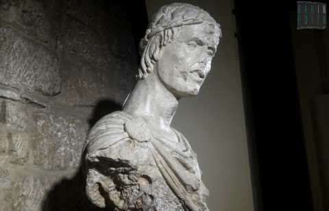 A Barletta l'unica scultura al mondo che ritrae il "fanciullo di Puglia": Federico II